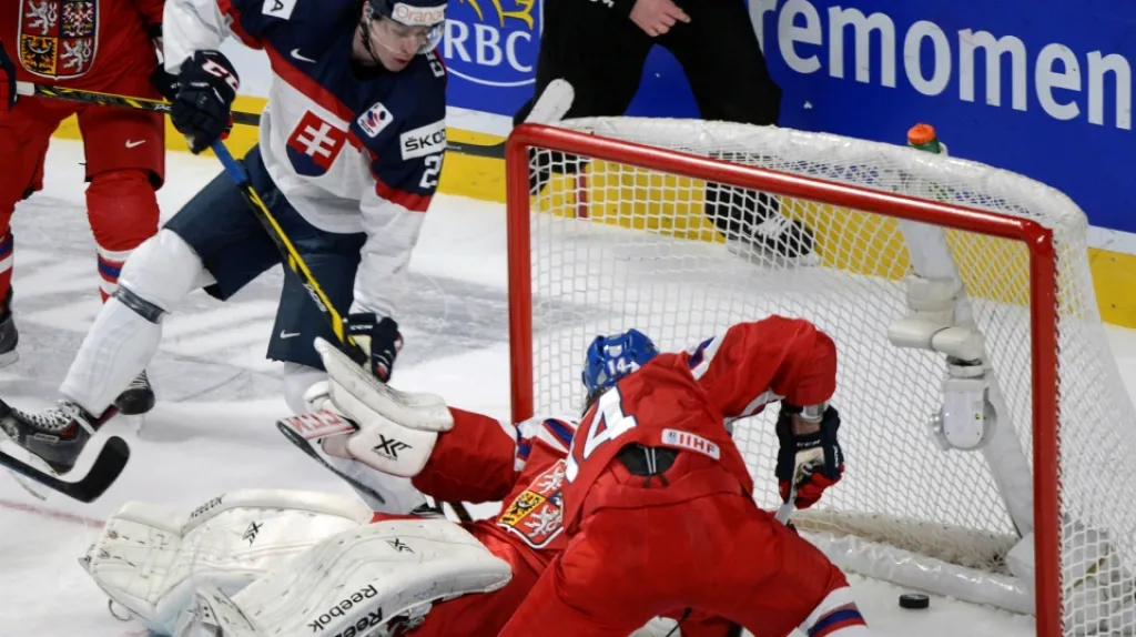 Češi podruhé inkasovali z hole Petera Cehlárika. Brankář Svoboda byl bez pomoci obránců bezmocný