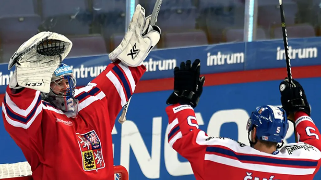 Radost českých hokejistů po vítězství nad Švýcarskem