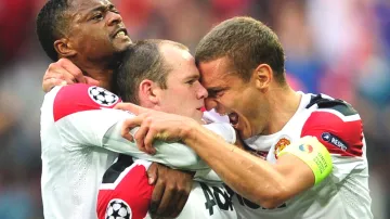 Wayne Rooney oslavuje gól do barcelonské sítě