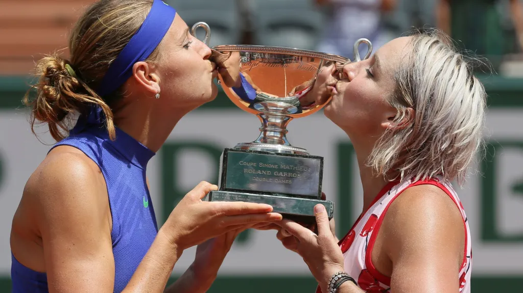 Lucie Šafářová (vlevo) a Bethanie Matteková-Sandsová s trofejí pro vítěze French Open