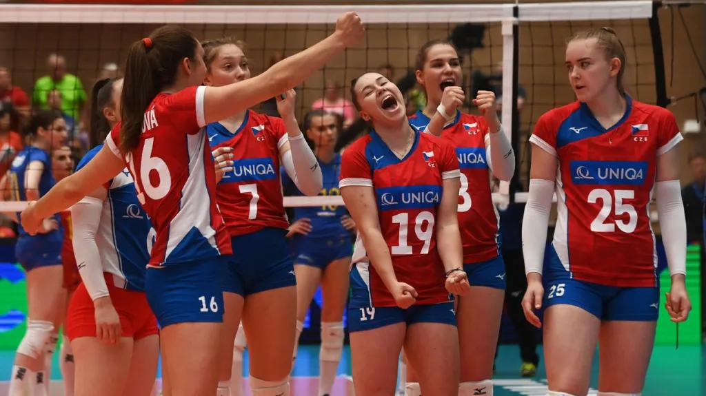 České volejbalistky oslavují vítězný set