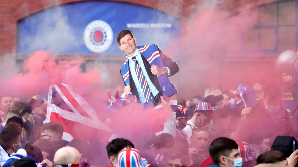 Fanoušci Rangers slaví titul ve skotské lize s podobiznou Stevena Gerrarda