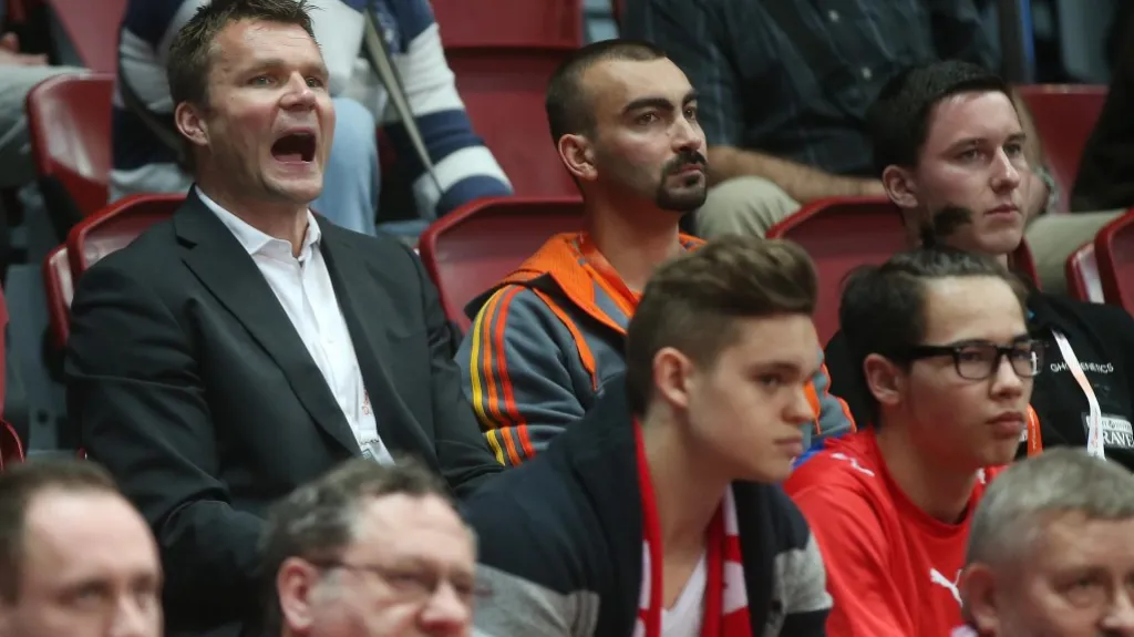 Karel Nocar (vlevo) na tribuně v utkání českých házenkářů na MA proti Alžírsku