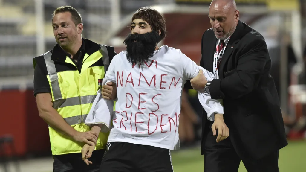 Zadržený fanoušek při utkání Liberce s Admirou Mödling