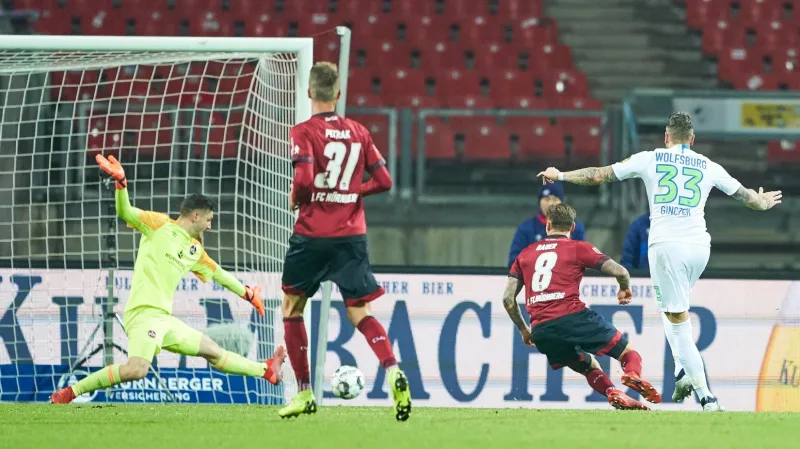 Daniel Ginczek z Wolfsburgu střílí gól do sítě Norimberku