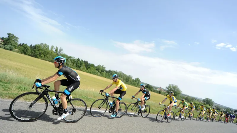 Froome v závěsu za Mikelem Nievem