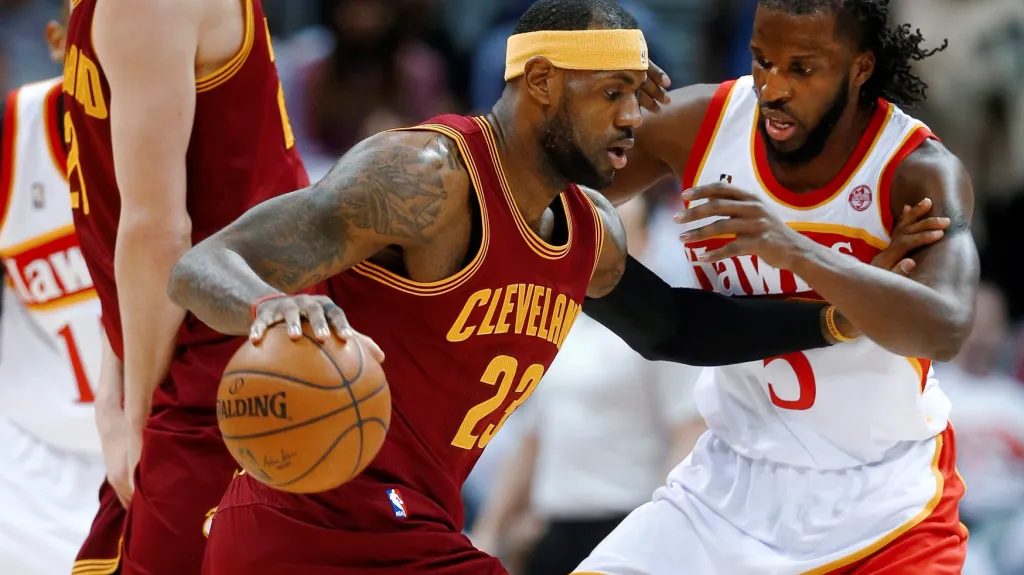 LeBron James (vlevo) z Clevelandu se snaží přejít přes DeMarreho Carrolla z Atlanty