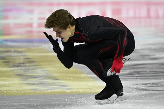 Krátký program mužů na MS v krasobruslení. Reshtenko i přes pád postupuje