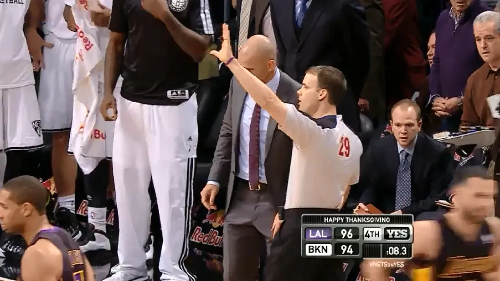 Rozhodčí přerušuje hru po vylití limonády na palubovku