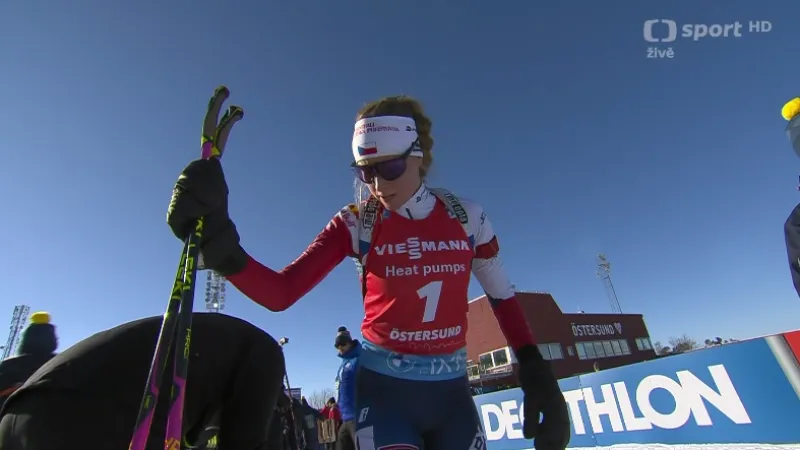 Sestřih vytrvalostního závodu biatlonistek v Östersundu