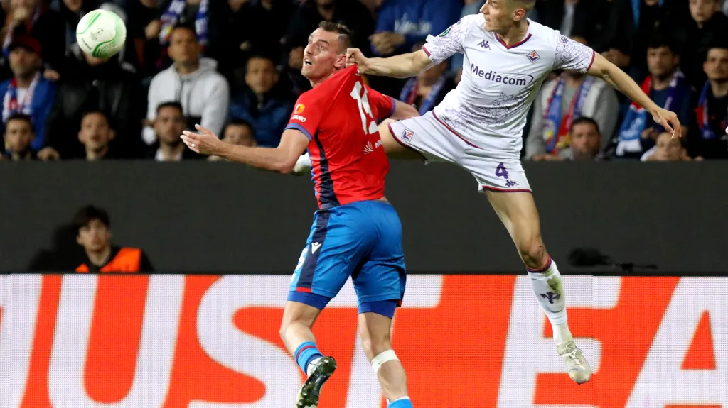 Tomáš Chorý (vlevo) v zápase s Firentinou