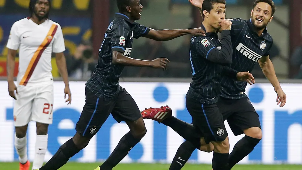 Fotbalisté Interu Milán slaví gól v síti AS Řím