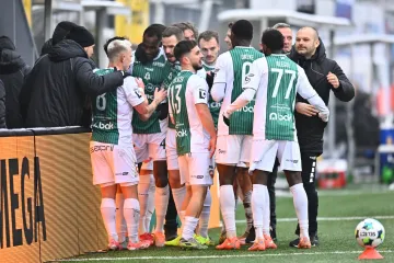 Fotbalisté Jablonce se radují ze vstřeleného gólu