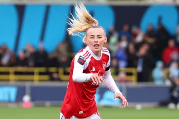 Chloe Kellyová v dresu Arsenalu