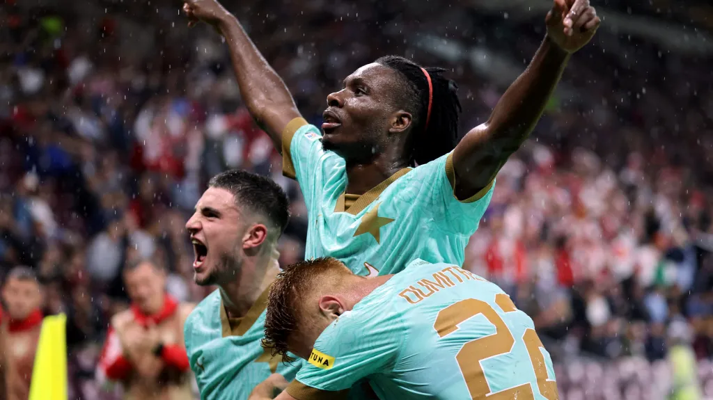 Fotbalisté Slavie se radují z gólu v Evropské lize