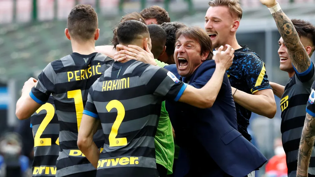 Trenér Interu Milán Antonio Conte se raduje z gólu se svými svěřenci
