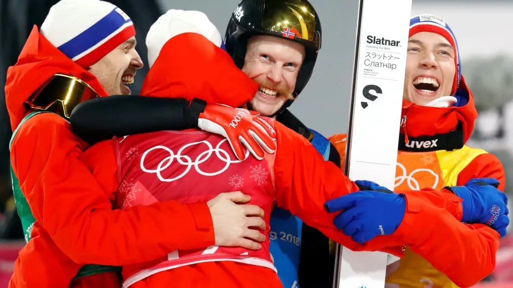 Norští skokané se radují ze zisku zlaté medaile