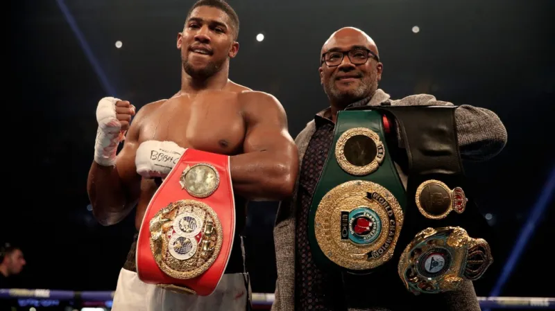 Slavící Anthony Joshua se svým otcem Robertem