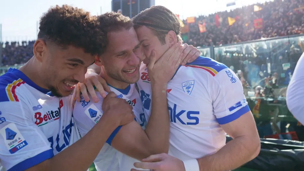 Radující se fotbalisté Lecce po výhře nad Bergamem