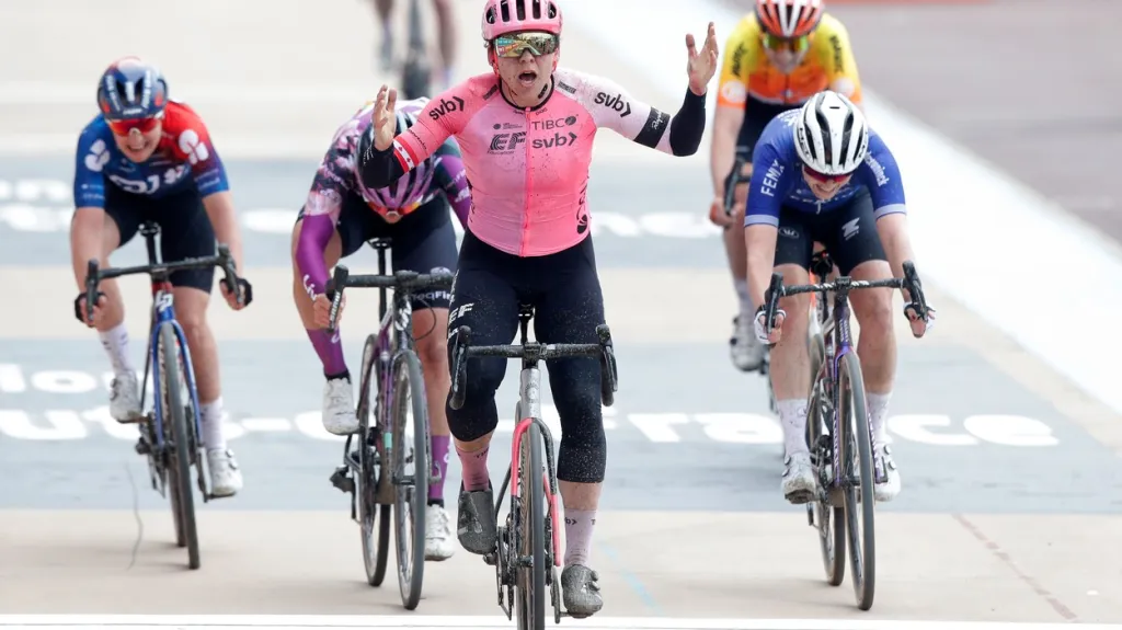 Jackosonová ovládla ženský závod Paříž-Roubaix