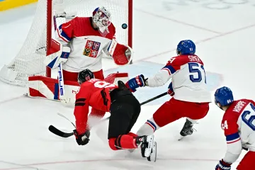 Mitch Marner překonává Lukáše Dostála