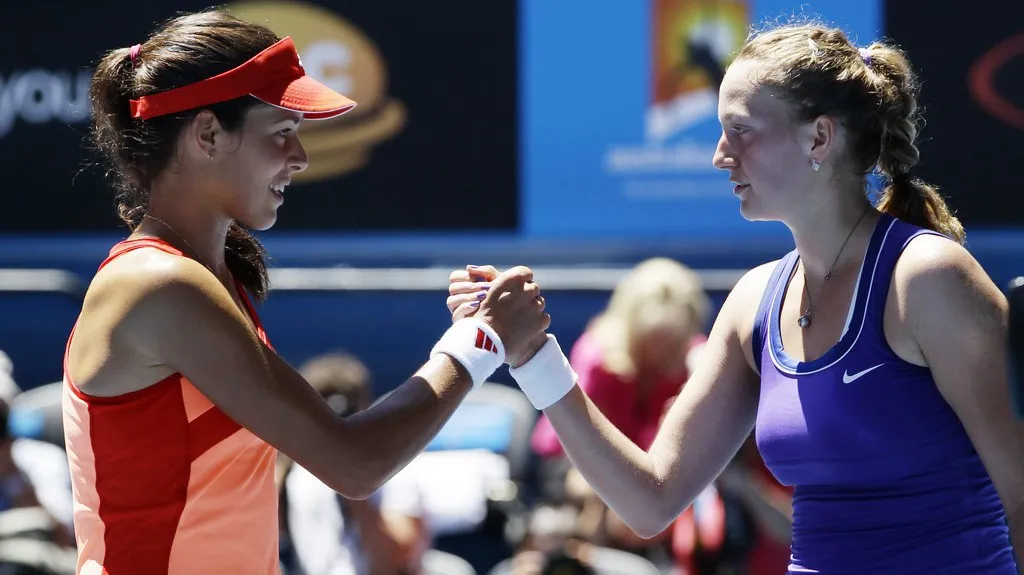 Srbská tenistka Ana Ivanovičová gratuluje Petře Kvitové k vítězství