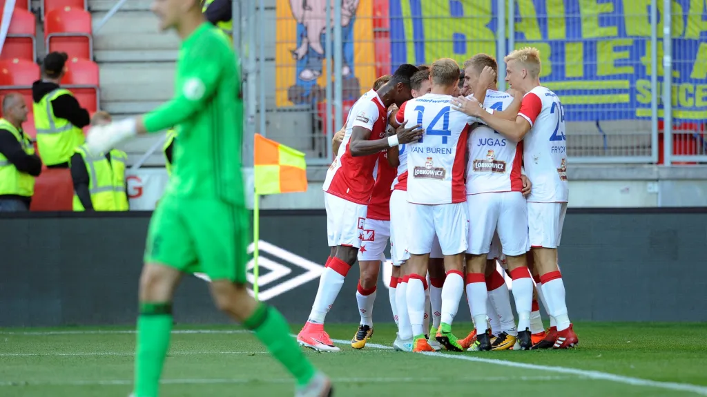 Fotbalisté Slavie se radují z gólu v síti BATE Borisov