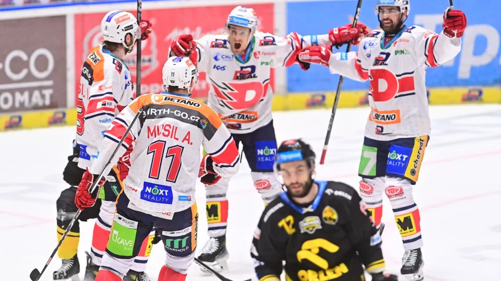 Pardubický Tomáš Vondráček (uprostřed) slaví gól proti Litvínovu