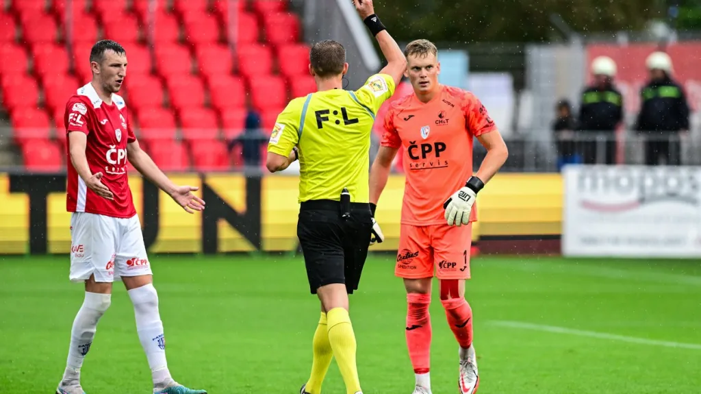 Antonín Kinský dostal červenou kartu v utkání s Jabloncem