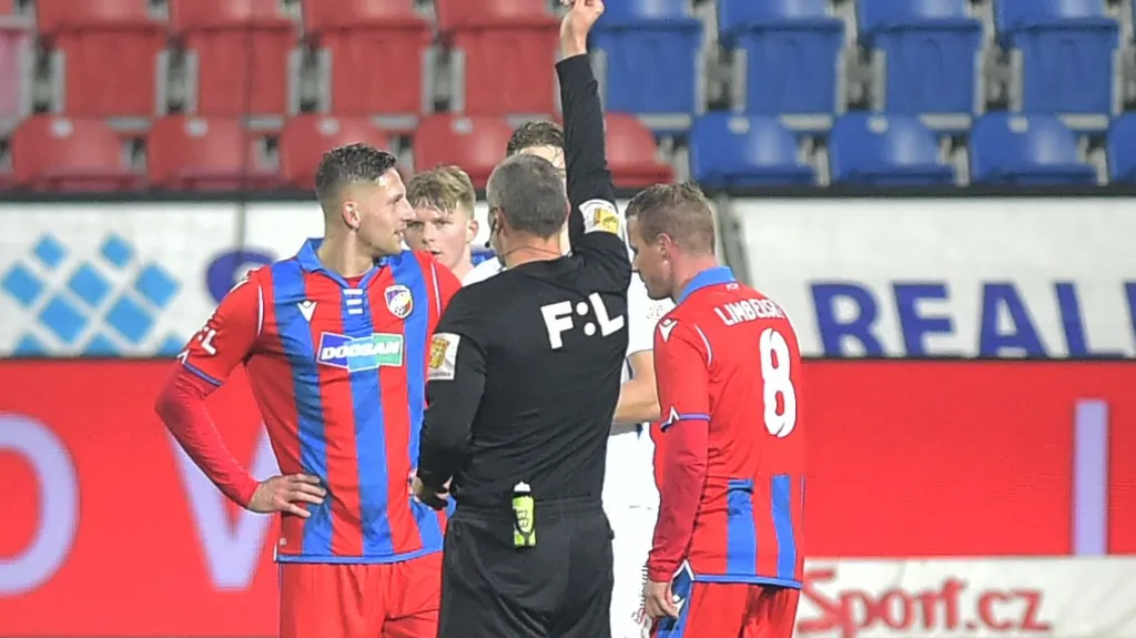 Plzeňský Filip Kaša vidí červenou kartu