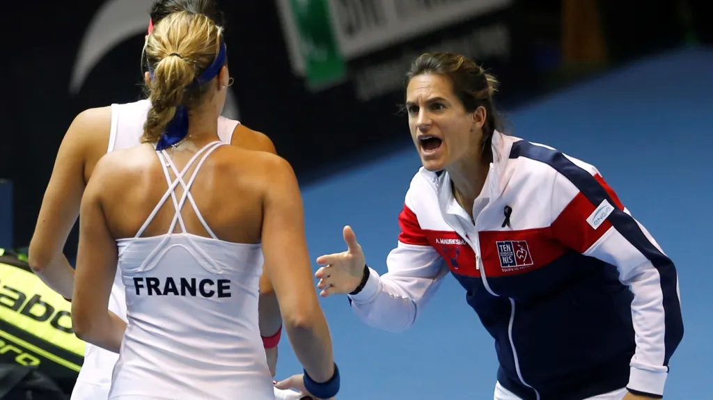 Amélie Mauresmová udílí pokyny během finále Fed Cupu