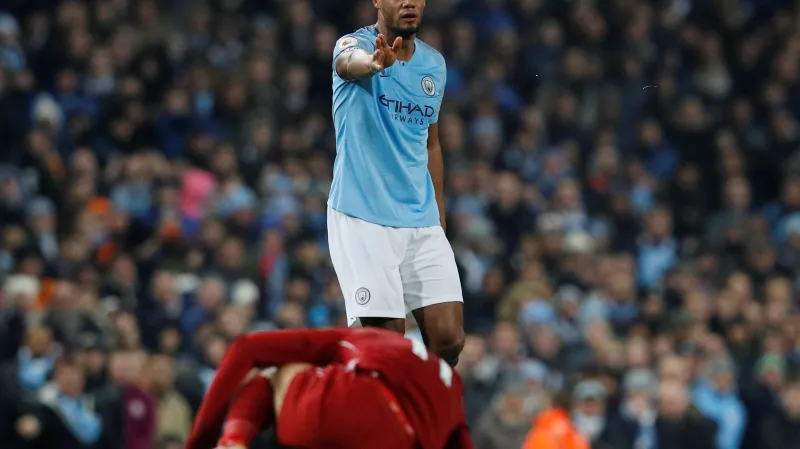 Vincent Kompany z Manchesteru City po faulu na Mohameda Salaha z Livrpoolu