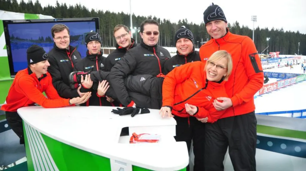 Redakční tým pro české vysílání: stojící zleva expert Ivan Masařík, expert-analytik Miroslav Langer, expert Roman Dostál