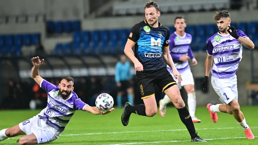 Libor Kozák (uprostřed) v dresu Puskás Akadémie