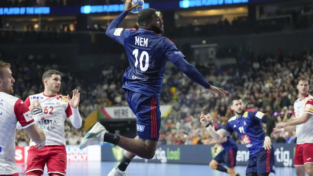 Francouzský házenkář Dika Mem v zakončení proti Chorvatům