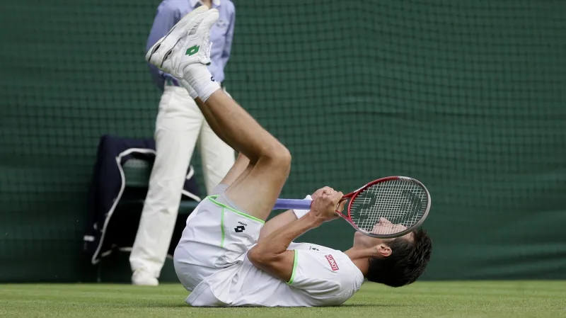 Sergej Stachovskij se raduje z vítězství nad Rogerem Federerem