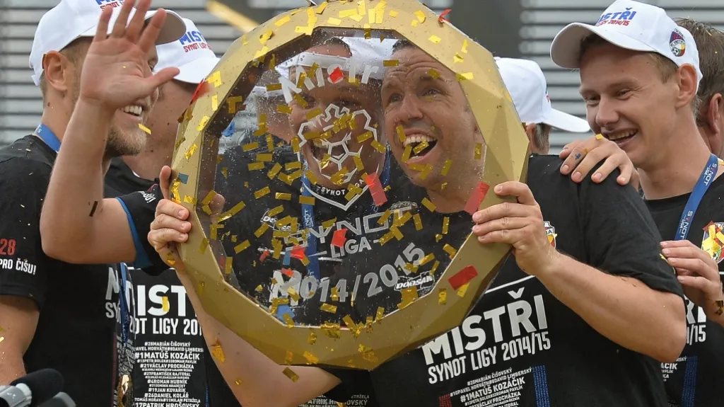Plzeňští hráči dostali skleněnou trofej pro vítěze Synot ligy