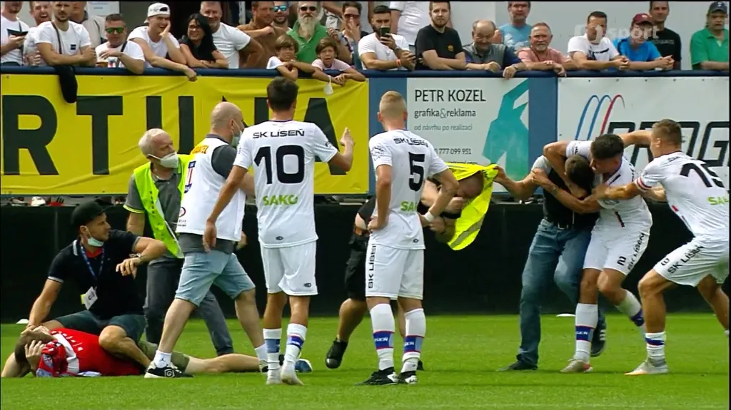Rozmíška fanoušků Zbrojovky a hráčů Líšně