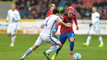 Martin Zeman z Plzně (v červeném) se snaží uniknout Vjačeslavu Karavajevovi ze Sparty