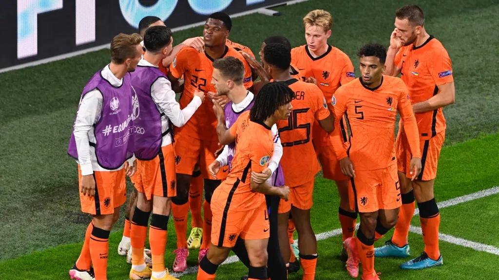 Denzel Dumfries v obležení spoluhráčů