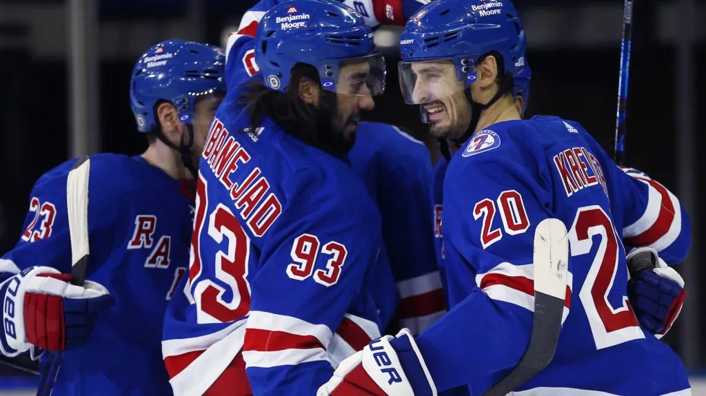 Hokejisté NY Rangers oslavují gól v NHL