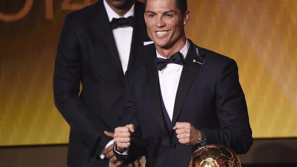 Cristiano Ronaldo se raduje ze zisku Zlatého míče  za rok 2014