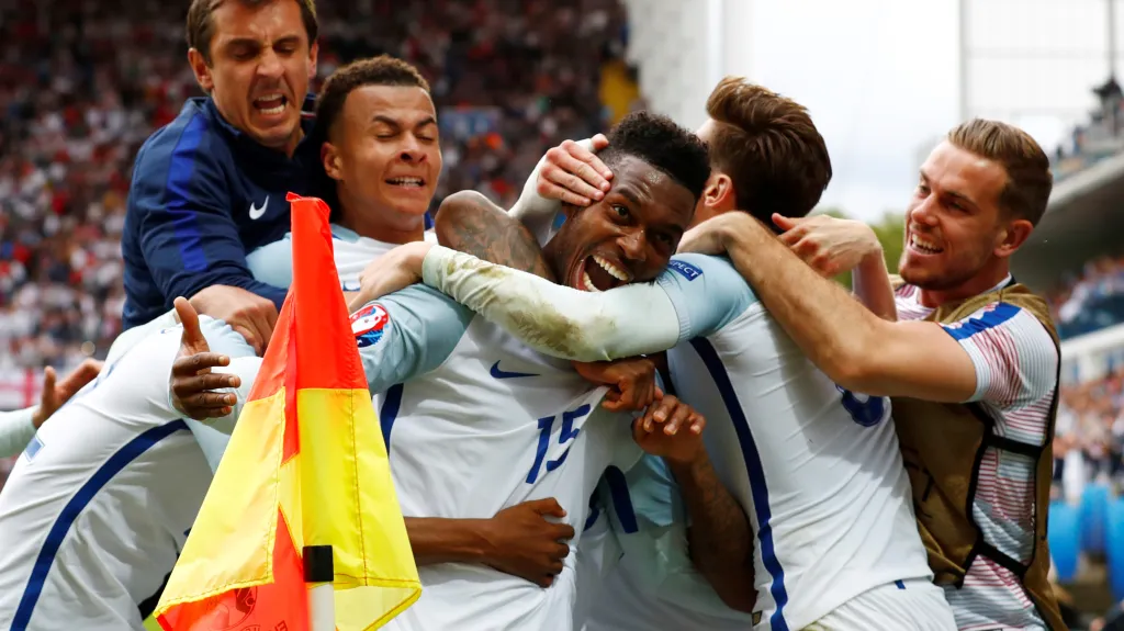 Angličan Daniel Sturridge (uprostřed) slaví se svými spoluhráči branku