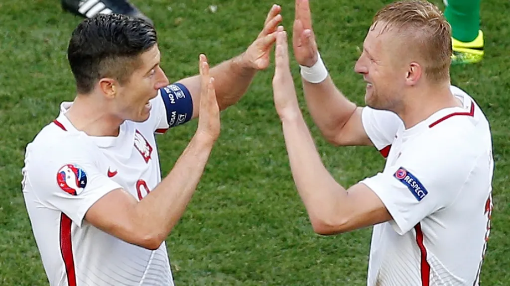 Robert Lewandowski a Kamil Glik v dresu Polska