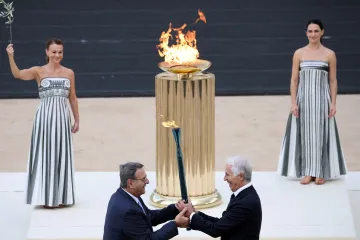 Pořadatelé OH převzali v Athénách olympijskou pochodeň