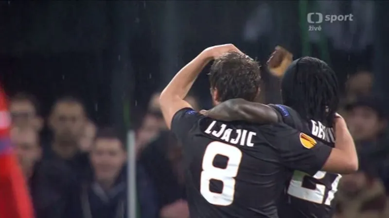 Gól v utkání Feyenoord Rotterdam - AS Řím: Ljajič - 0:1 (45.+2)