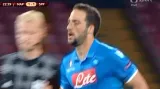 Gól v utkání Neapol - Sparta: Higuaín- 1:1 (23. min. z pen.)