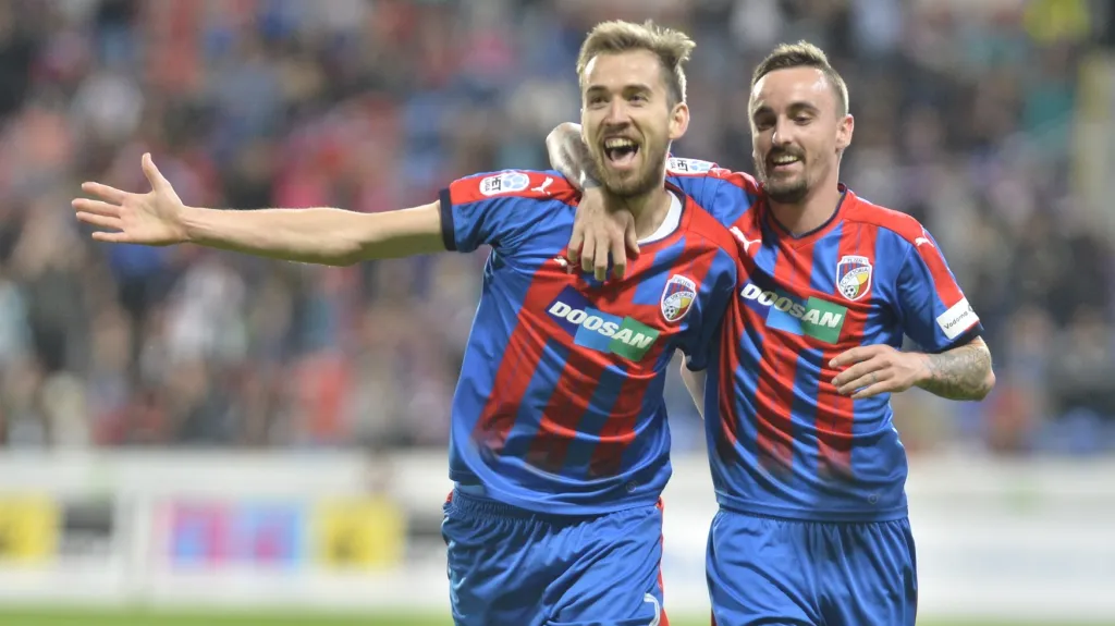 Fotbalisté Viktorie Plzeň se radují z gólu