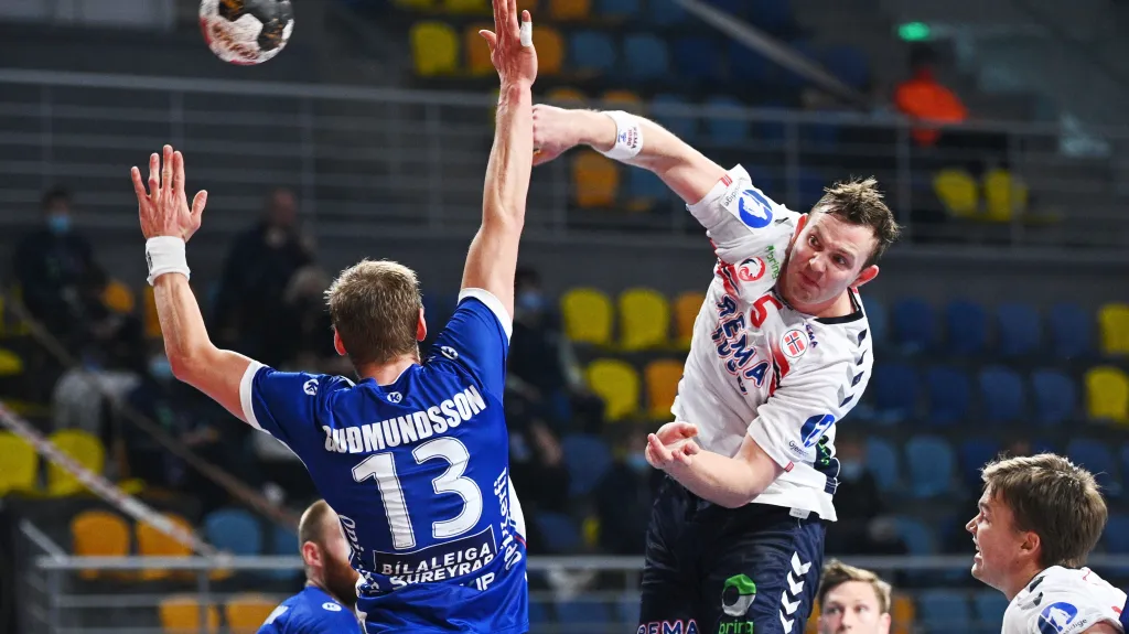 Norský střelec Sander Sagosen pálí přes blok Andrese Gudmundssona