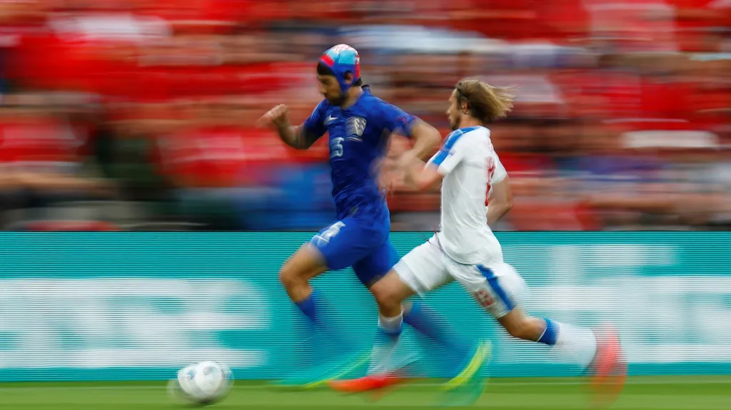 Jaroslav Plašil se snaží zastavit unikajícího Vedrana Čorluku